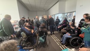 Protestierende mit und Rollstuhl im Weißen Haus (Amt für Soziales).