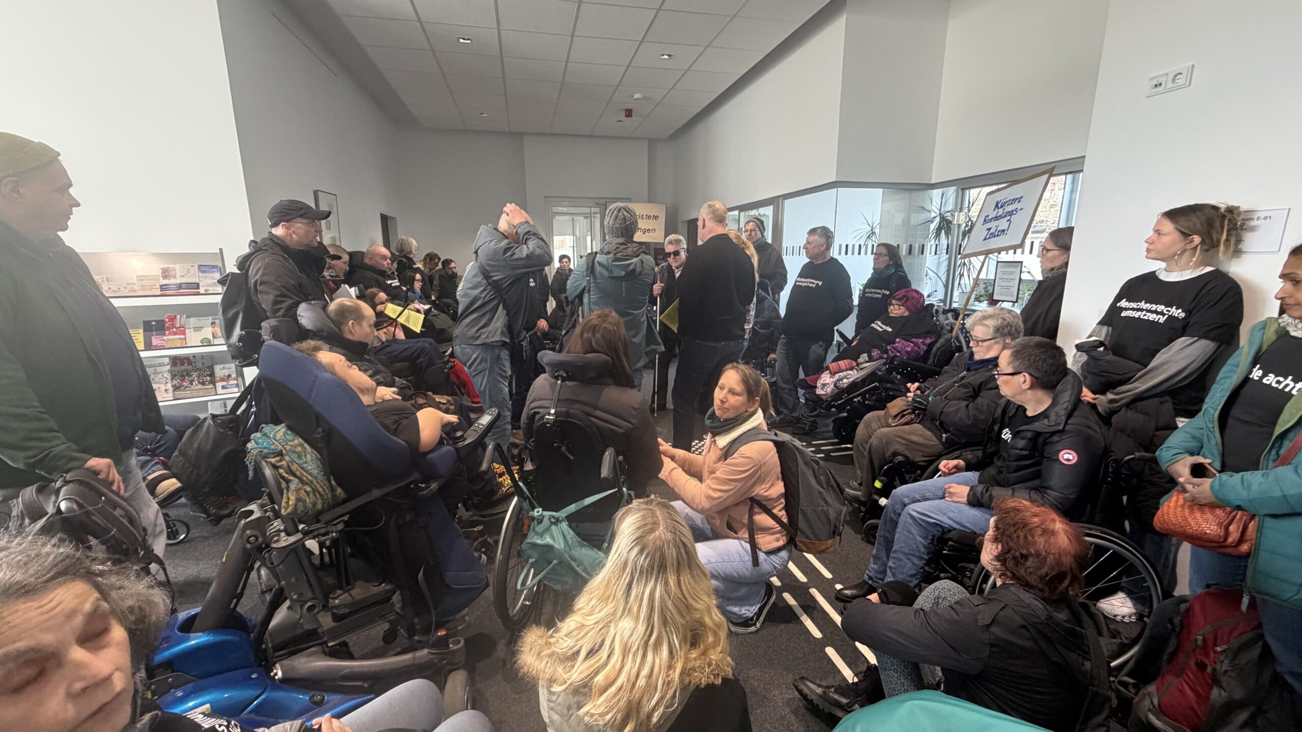 Menschen mit Rollstühlen protestieren im Weißen Haus